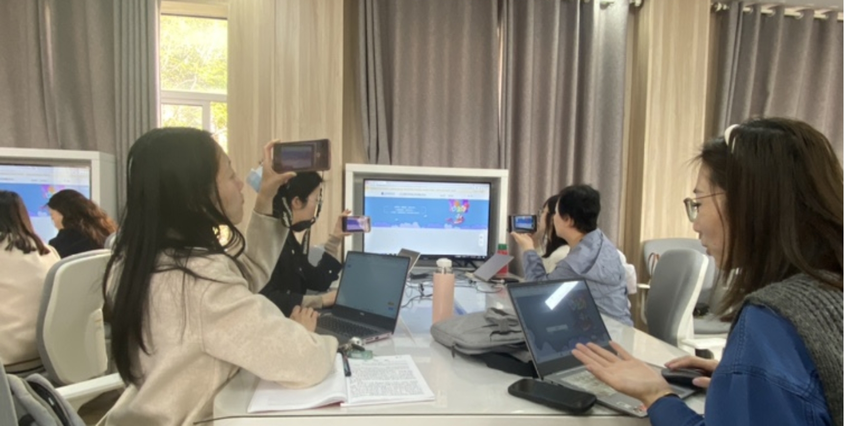 人在玩电脑

描述已自动生成